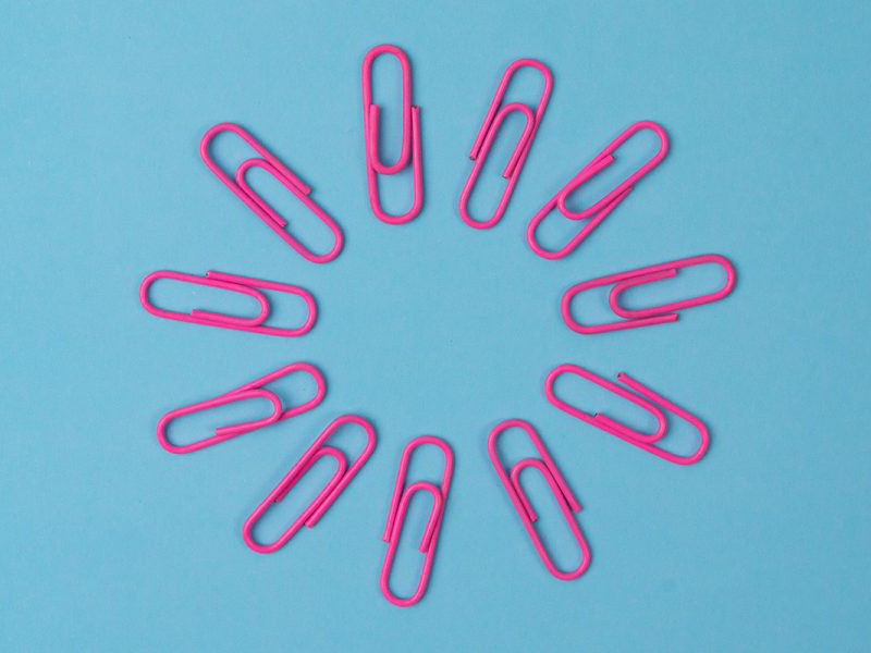 A photo showing a series of paperclips arranged in a circle.